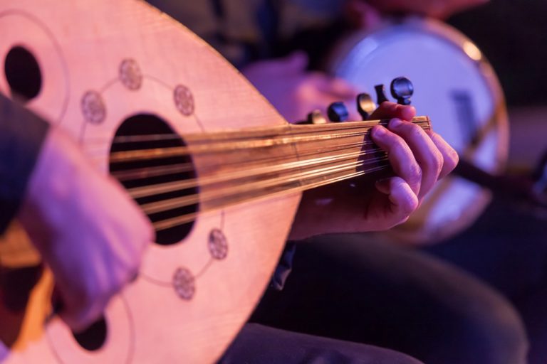 The Role of the Oud in Contemporary Fusion Music: Bridging Cultures Through Sound